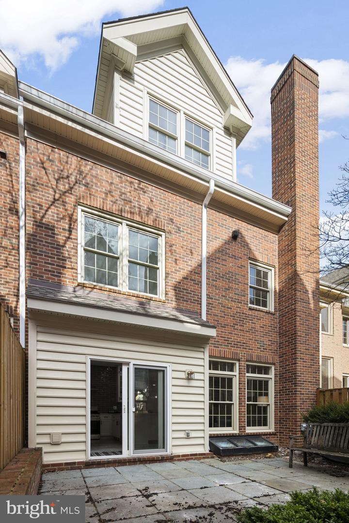 1522 N Colonial Ct N