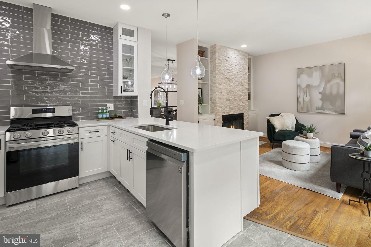 1522 N Colonial Ct N