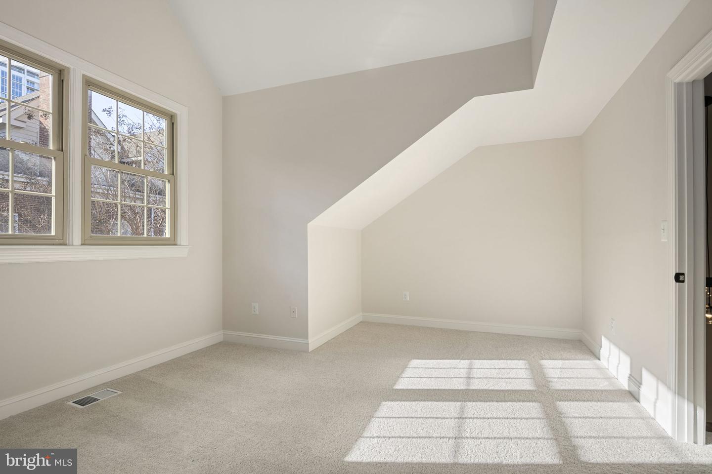 1522 N Colonial Ct N