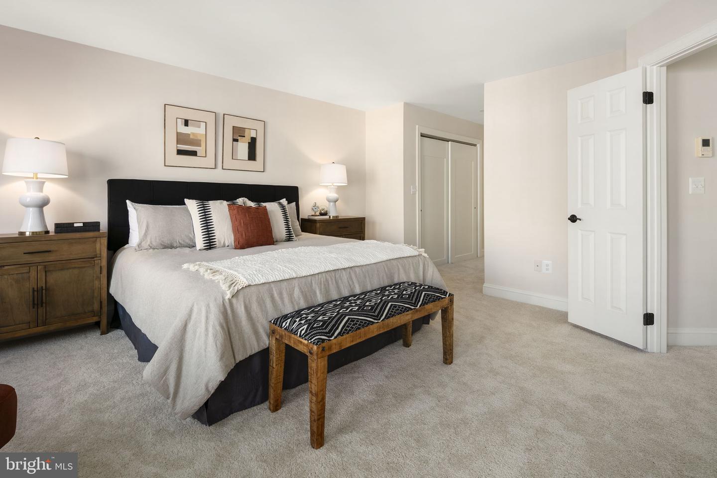 1522 N Colonial Ct N