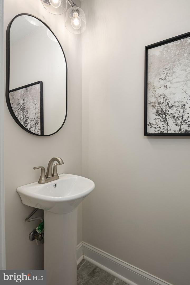 1522 N Colonial Ct N