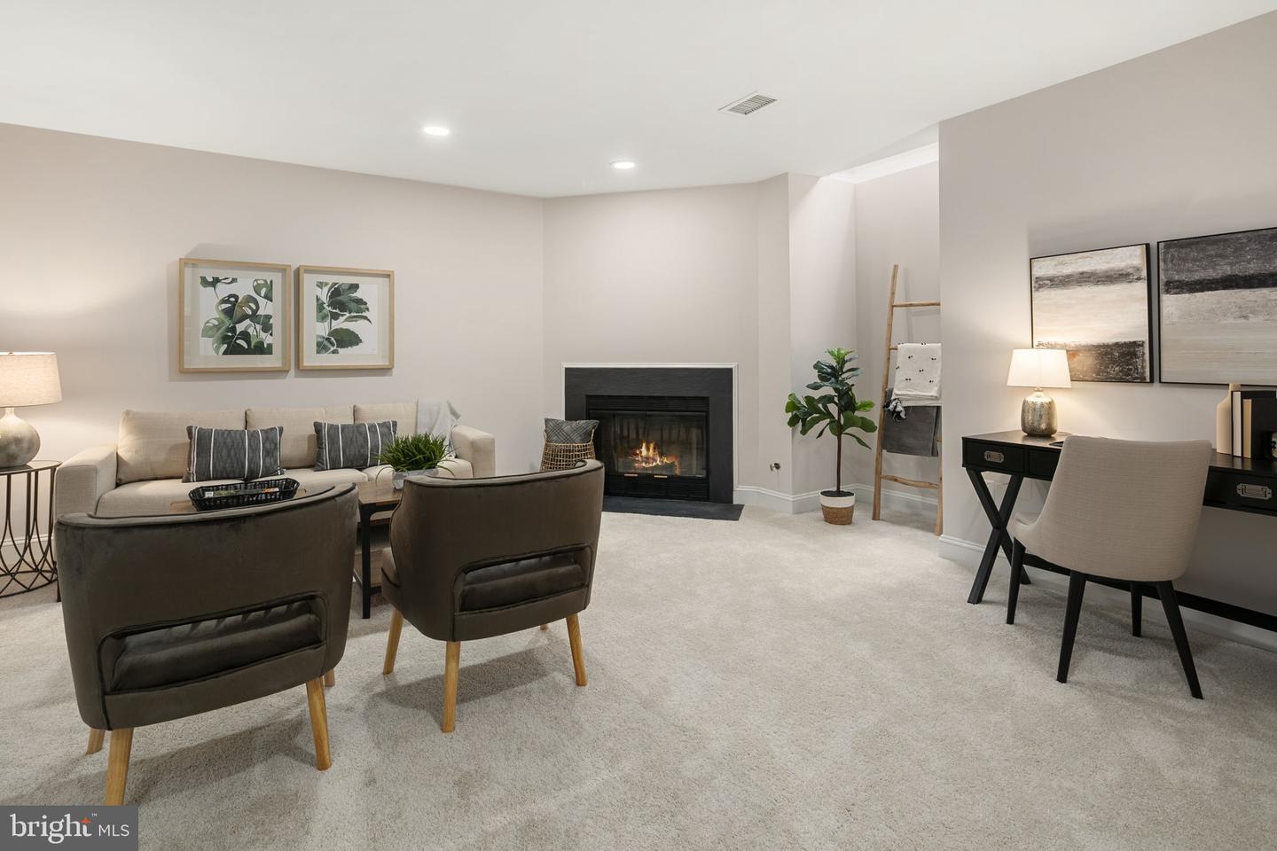 1522 N Colonial Ct N