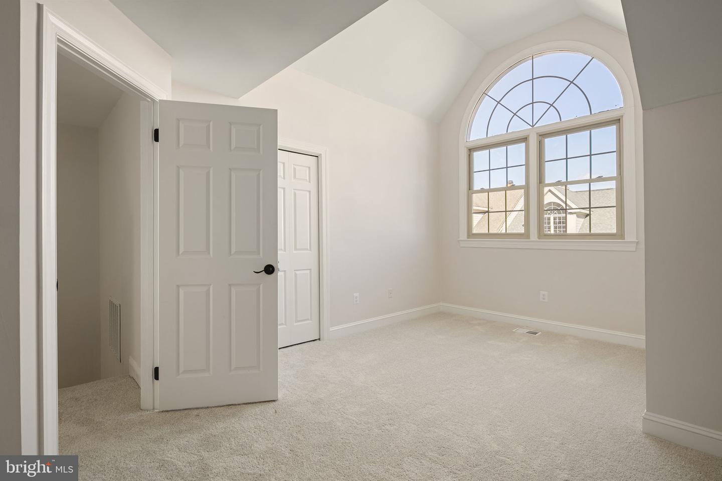 1522 N Colonial Ct N