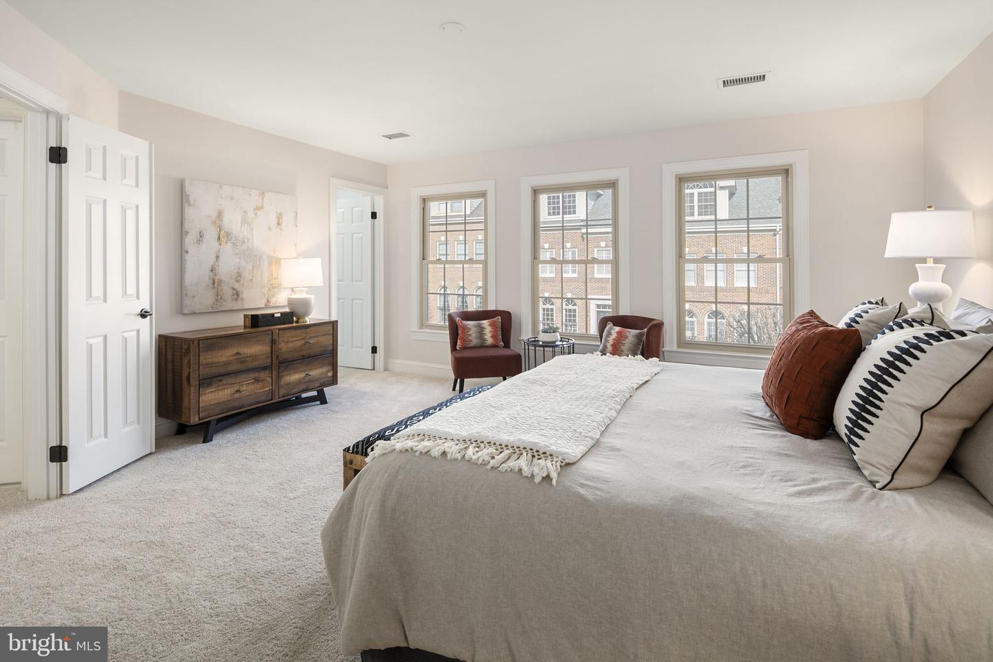 1522 N Colonial Ct N