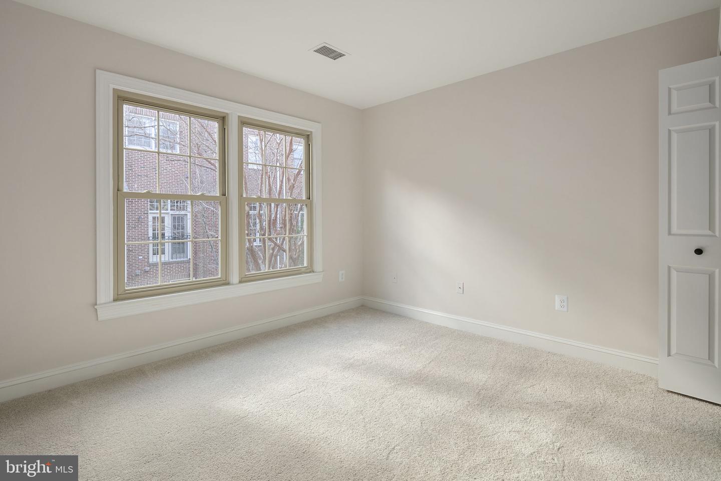 1522 N Colonial Ct N