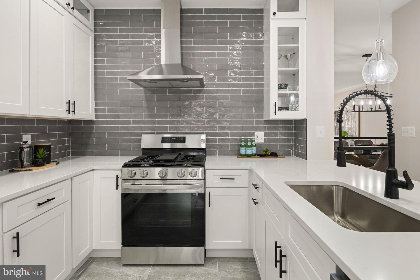 1522 N Colonial Ct N