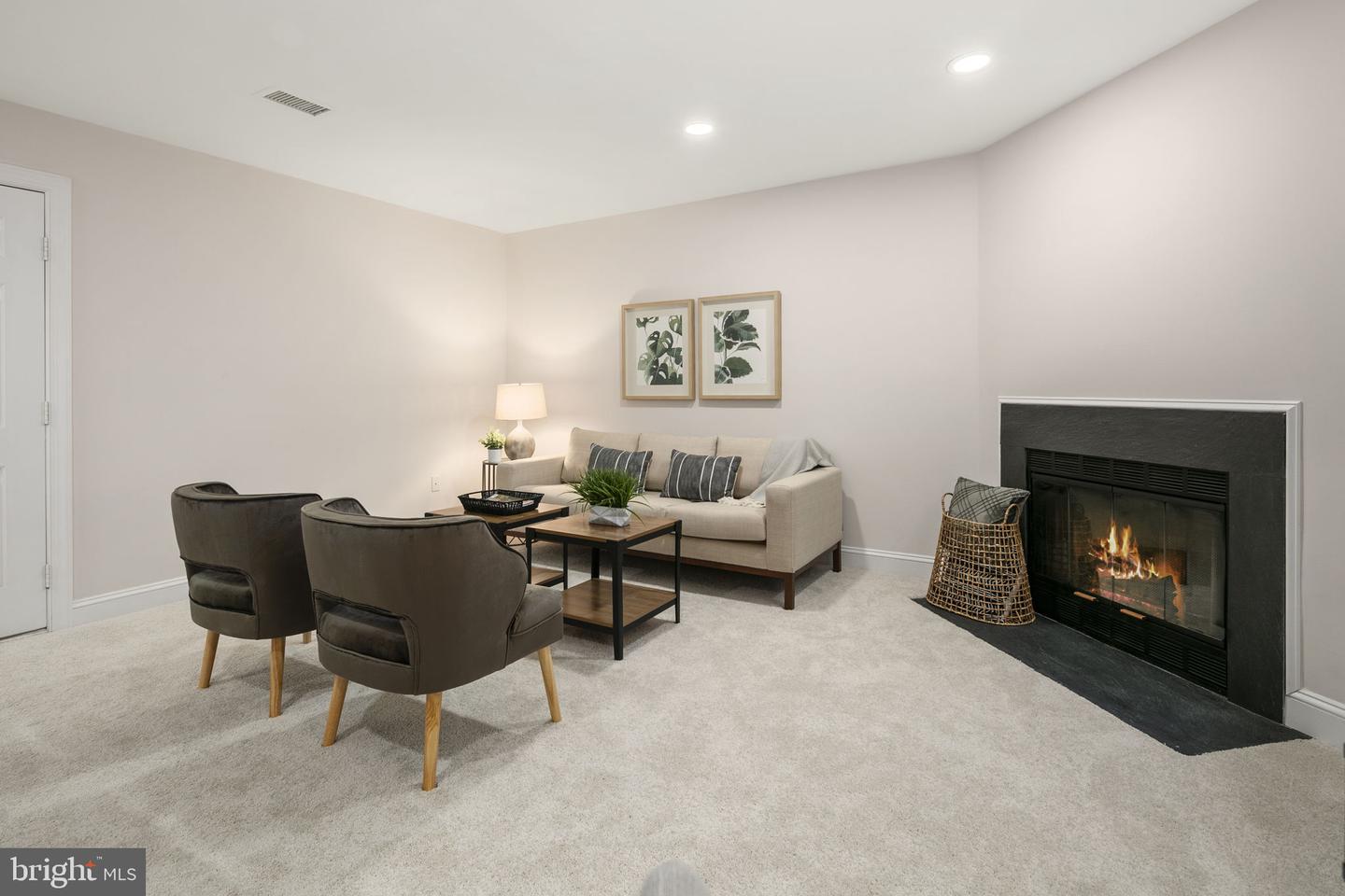 1522 N Colonial Ct N