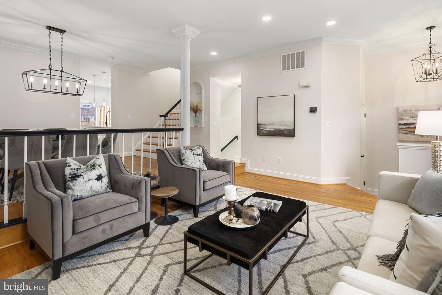 1522 N Colonial Ct N