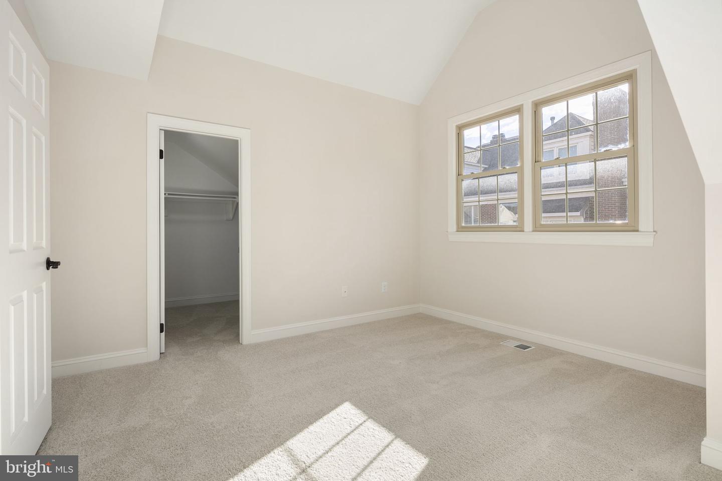 1522 N Colonial Ct N