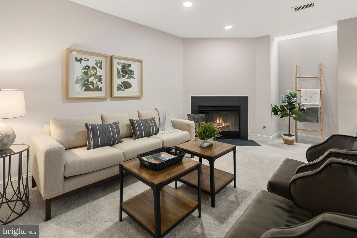 1522 N Colonial Ct N