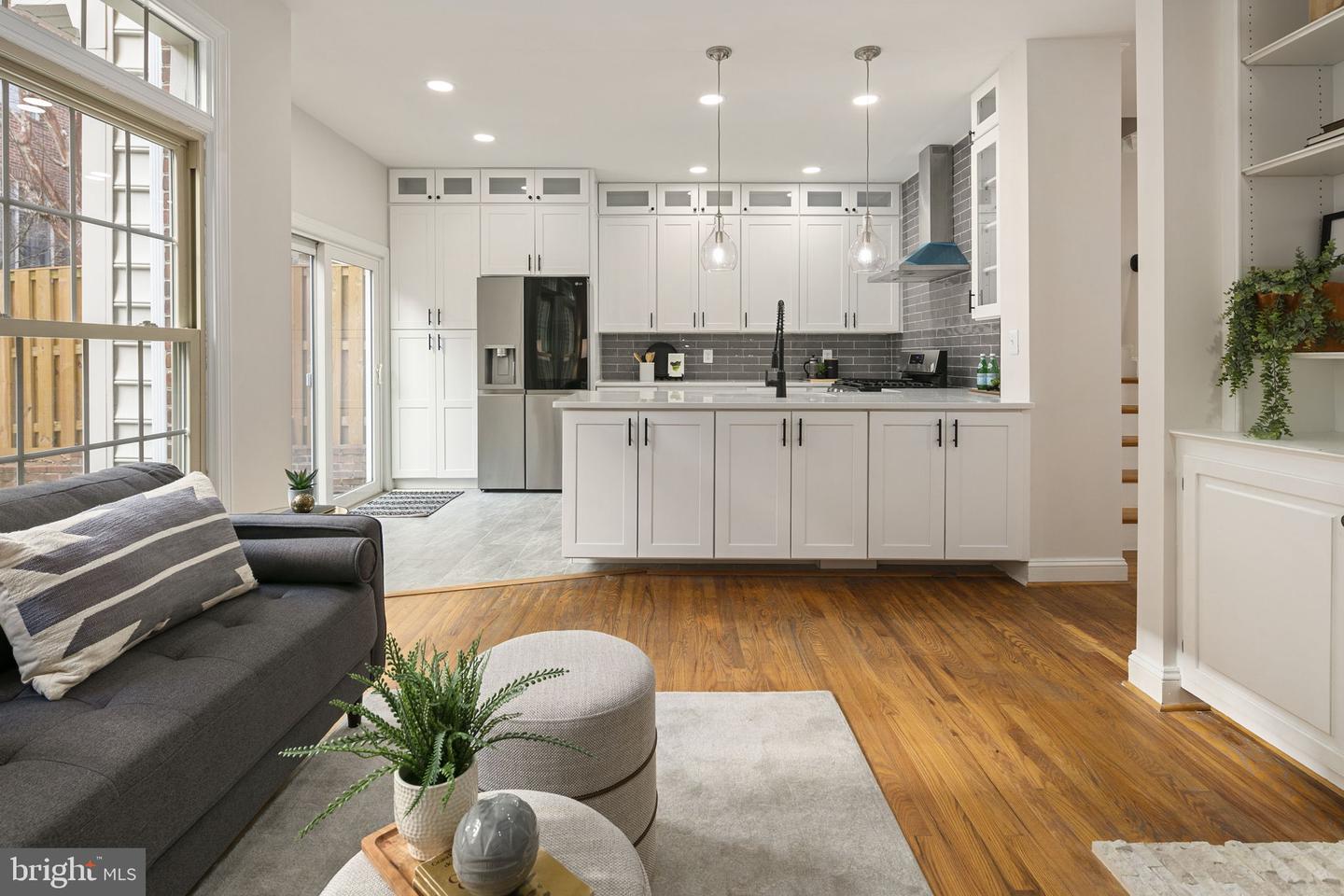 1522 N Colonial Ct N