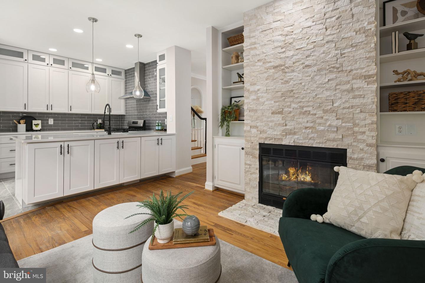 1522 N Colonial Ct N