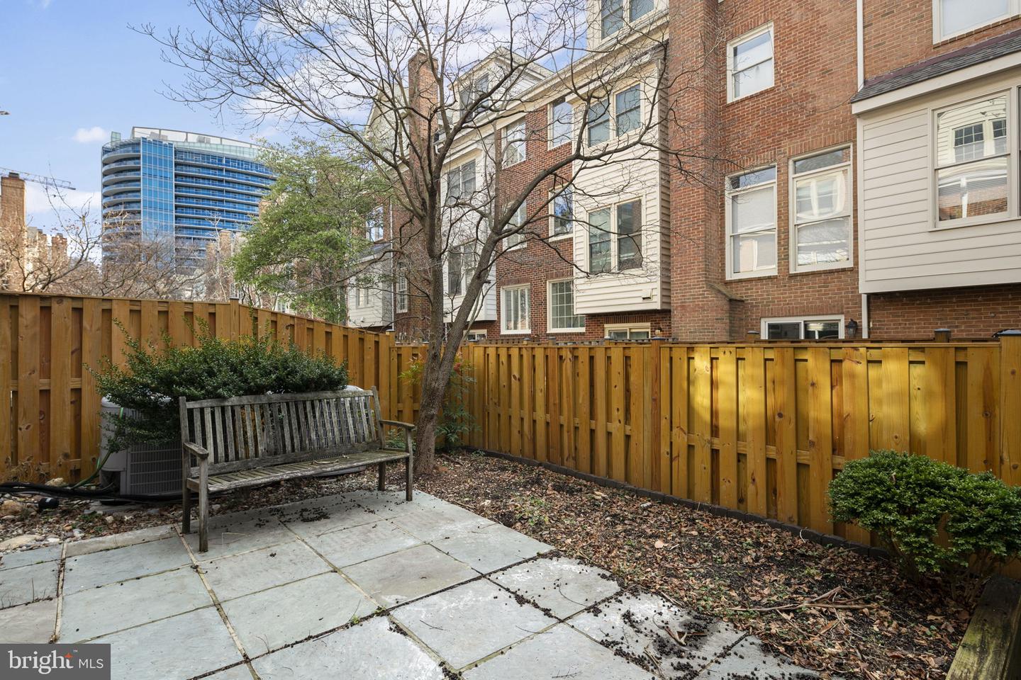 1522 N Colonial Ct N