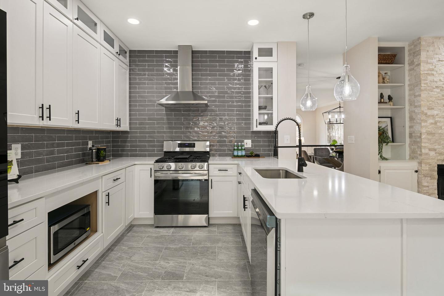 1522 N Colonial Ct N