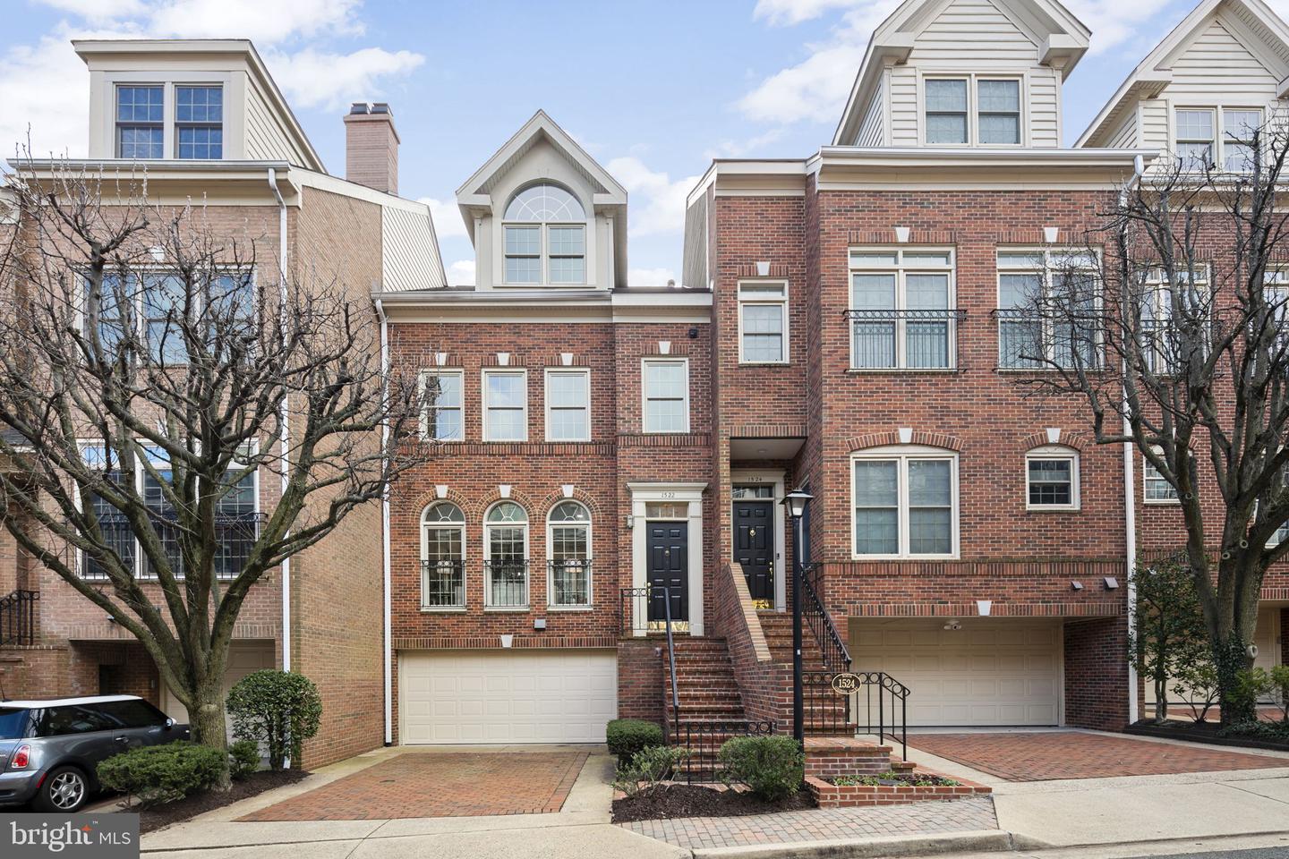 1522 N Colonial Ct N