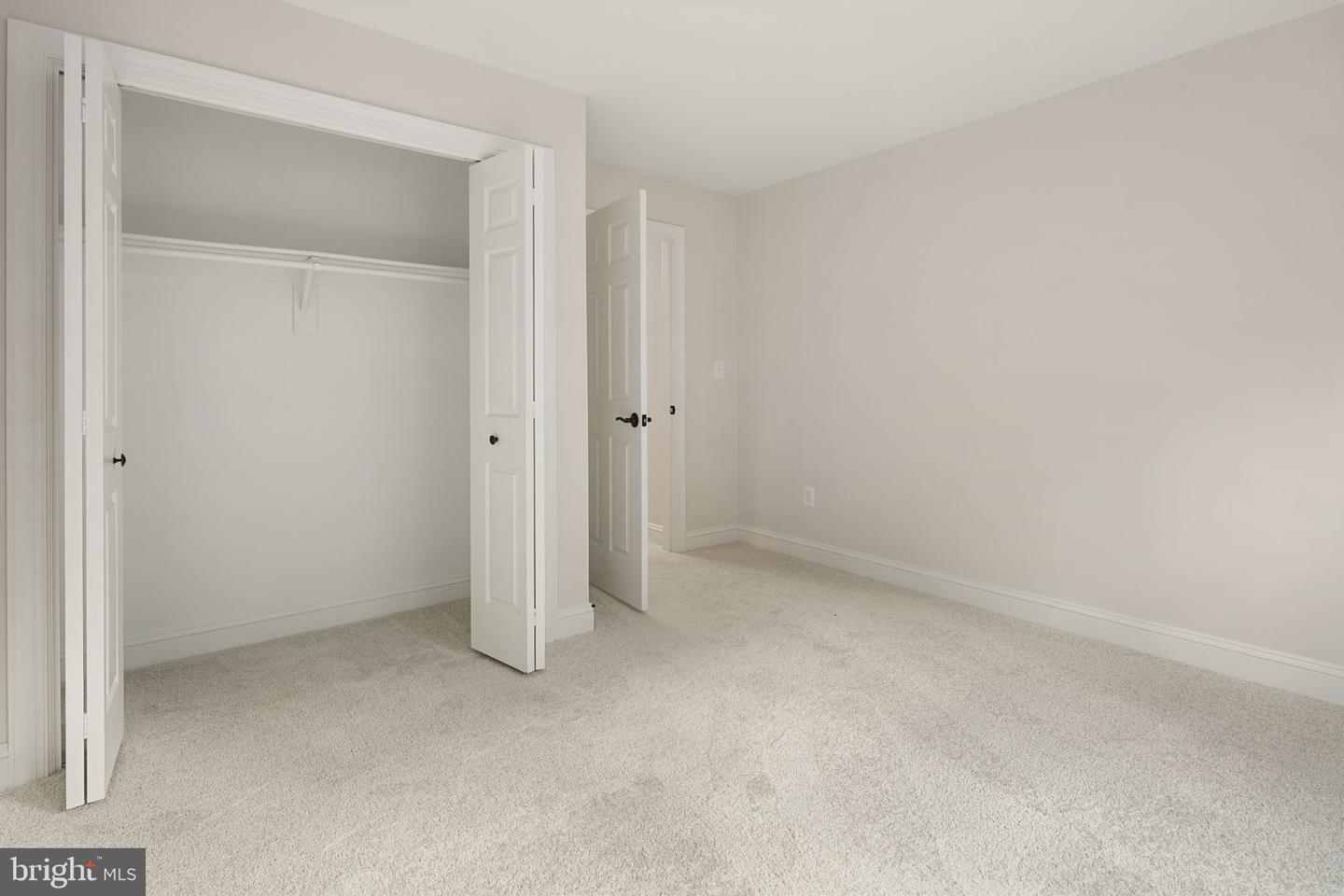 1522 N Colonial Ct N