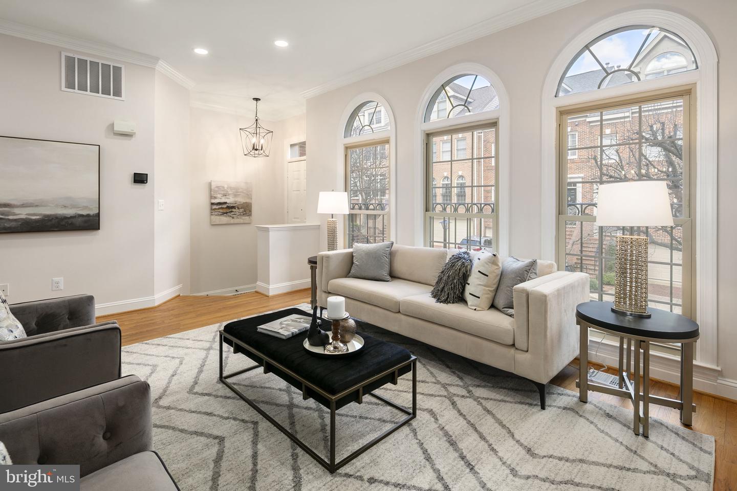 1522 N Colonial Ct N