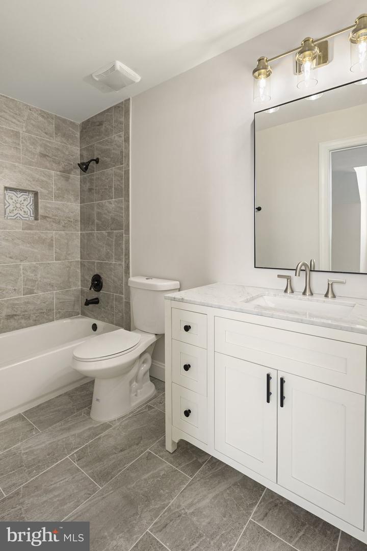 1522 N Colonial Ct N