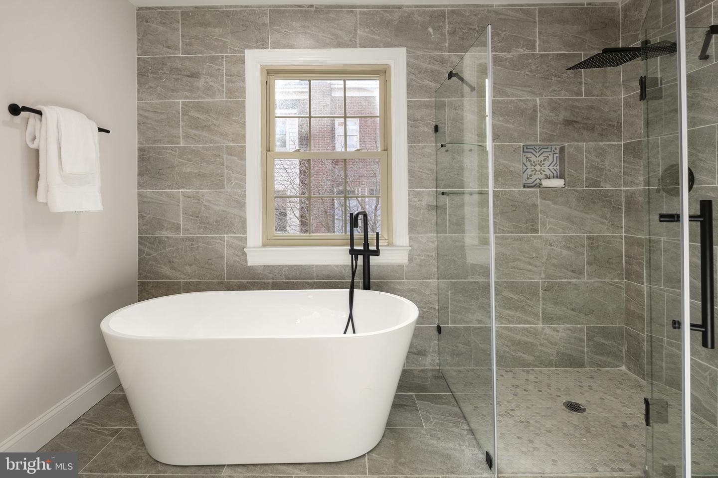 1522 N Colonial Ct N