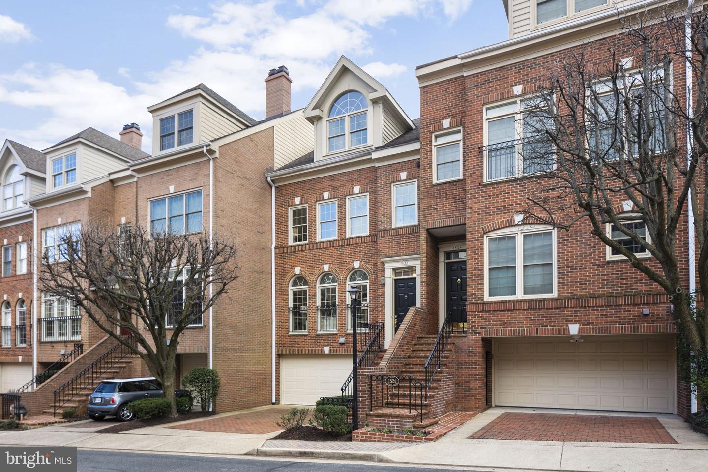 1522 N Colonial Ct N