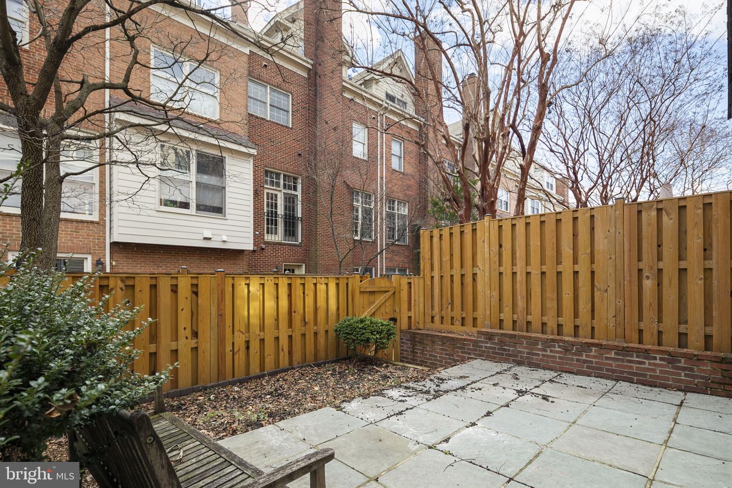 1522 N Colonial Ct N