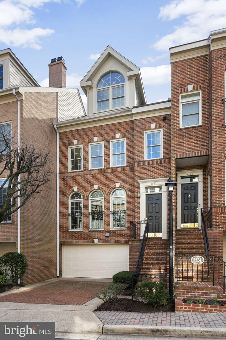 1522 N Colonial Ct N