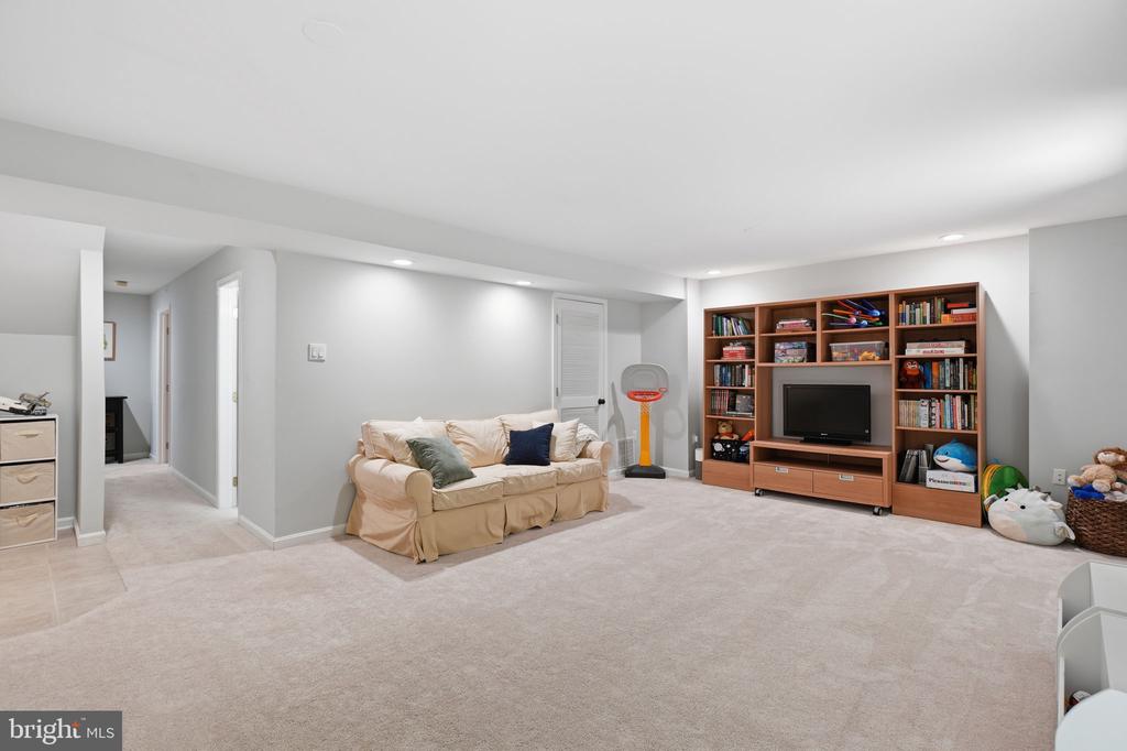 9235 NORTHEDGE DRIVE