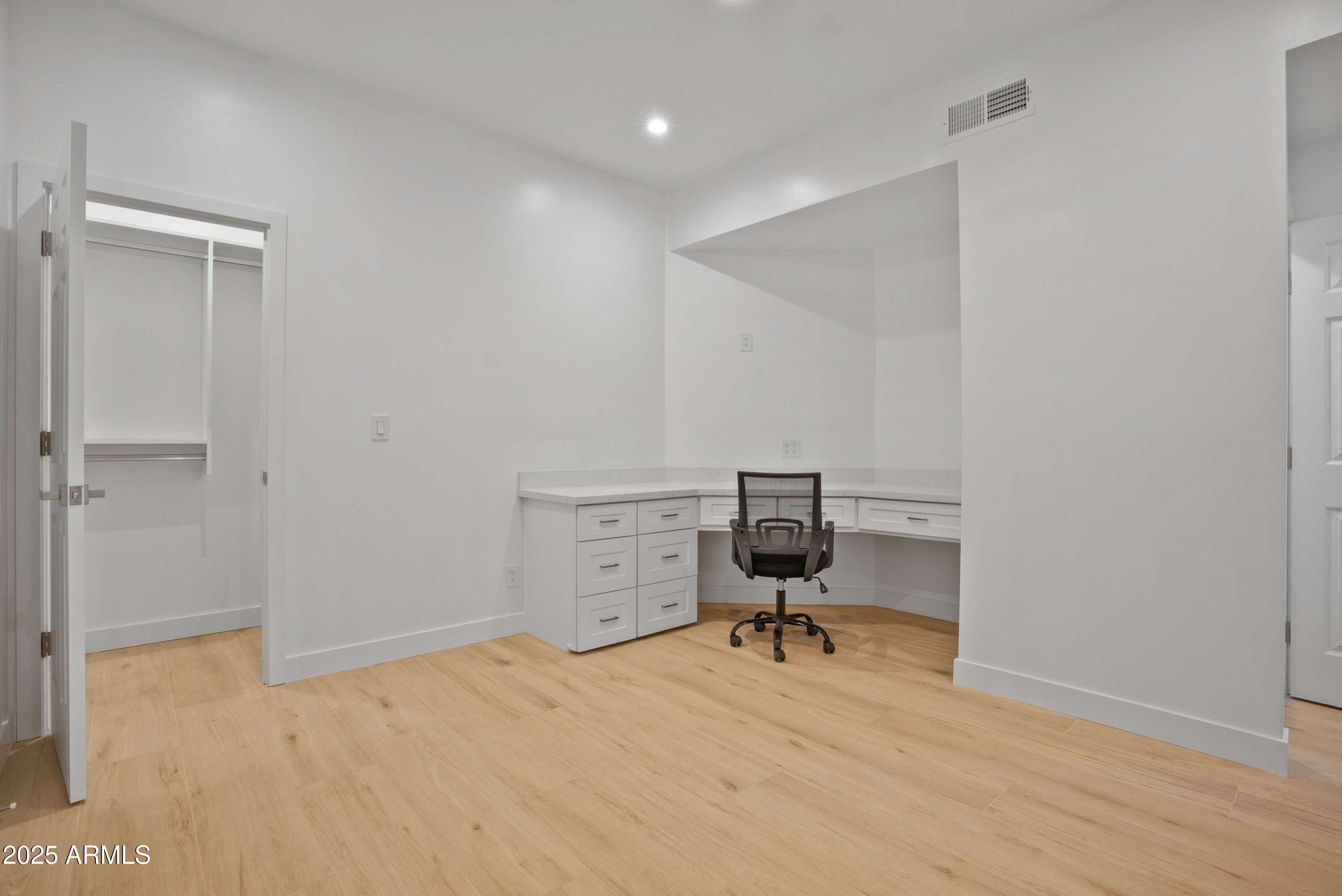 3800 E LINCOLN Drive, 31