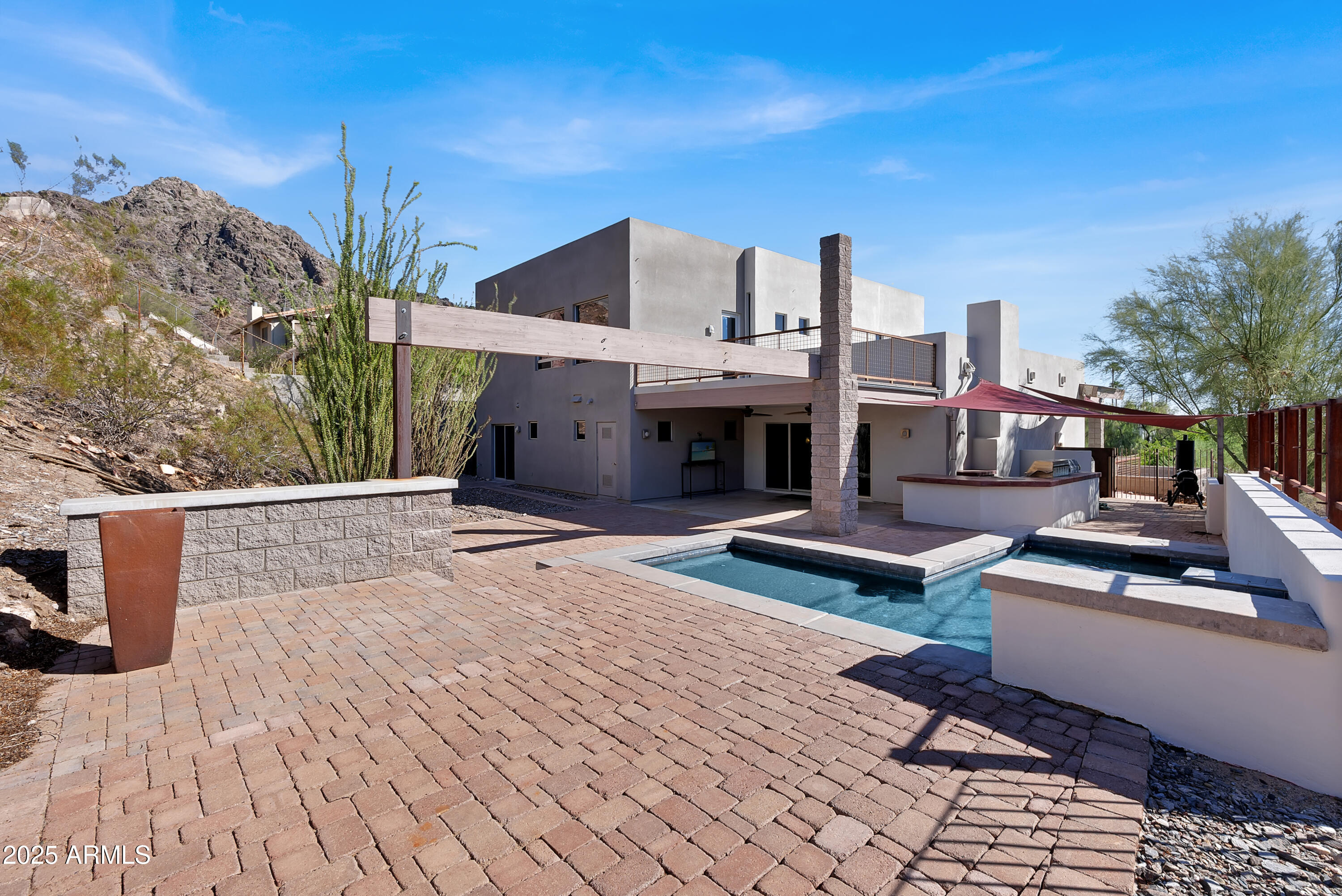 2208 E BELMONT Avenue