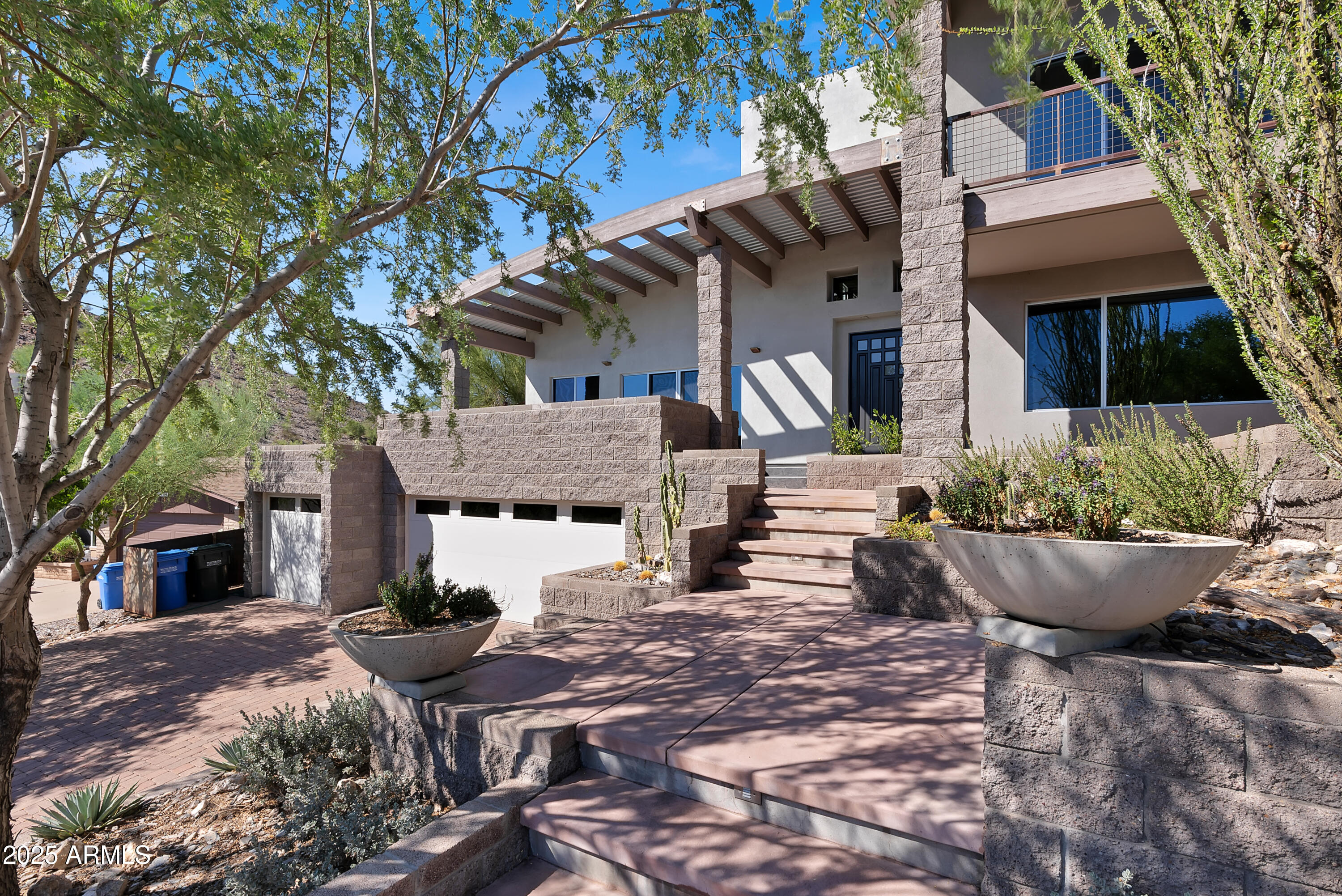 2208 E BELMONT Avenue