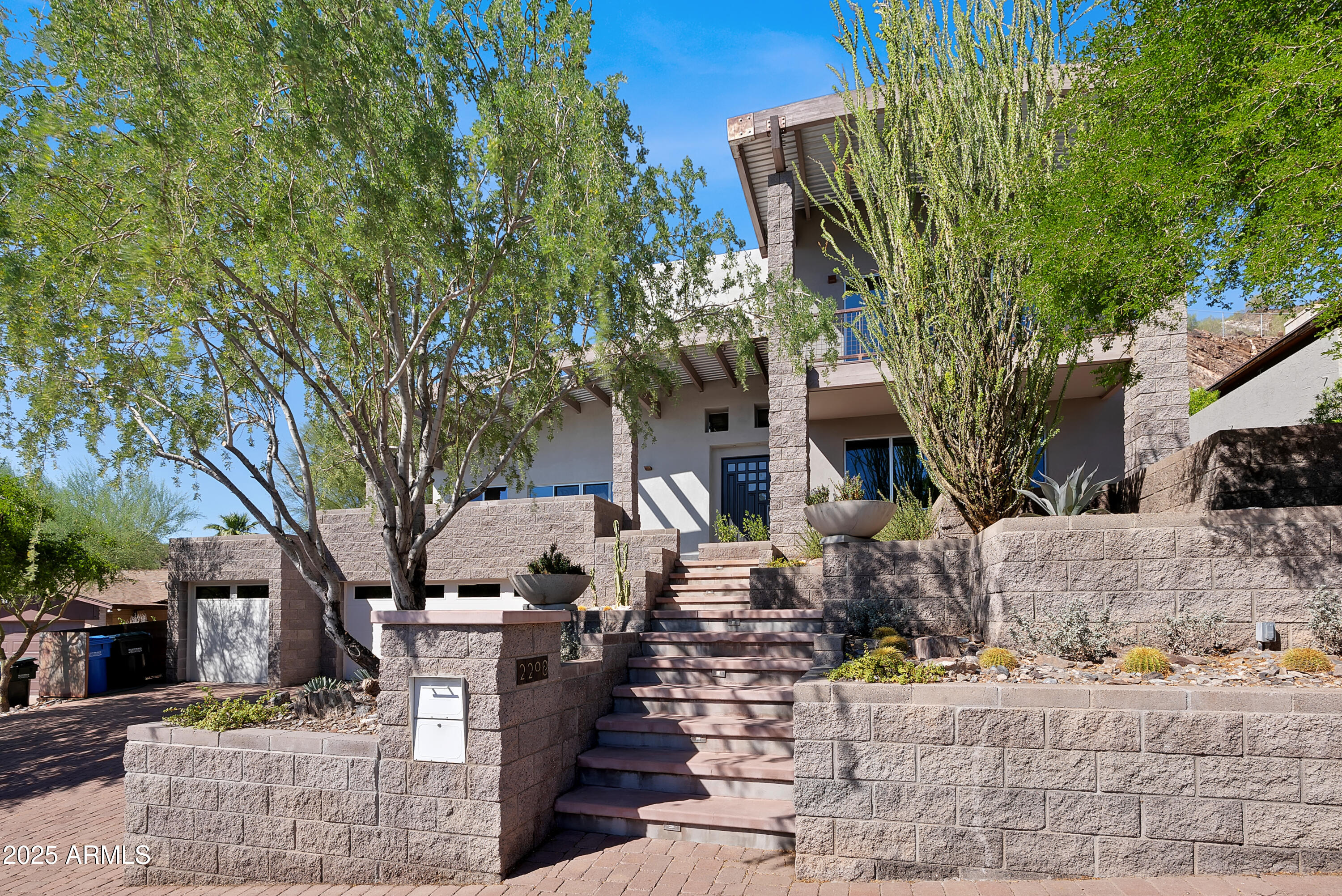 2208 E BELMONT Avenue