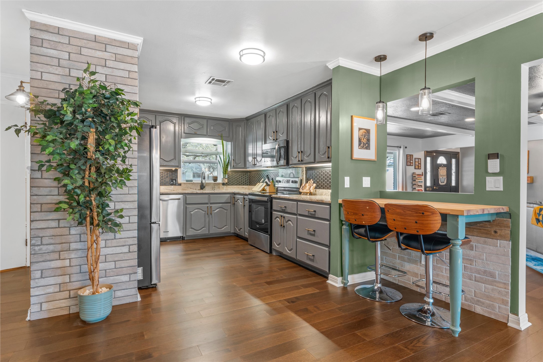 2717 Wooded Acres Drive