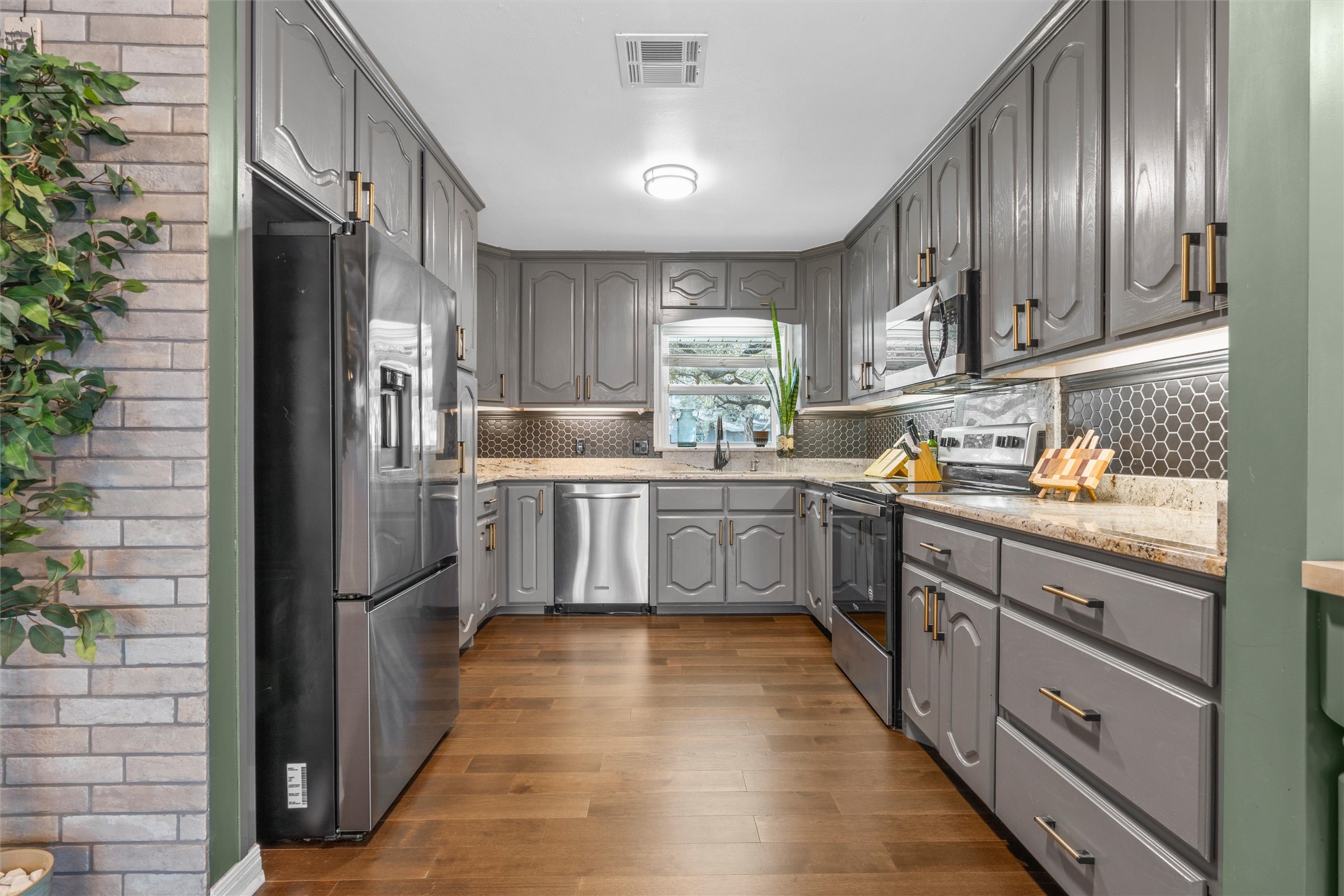 2717 Wooded Acres Drive