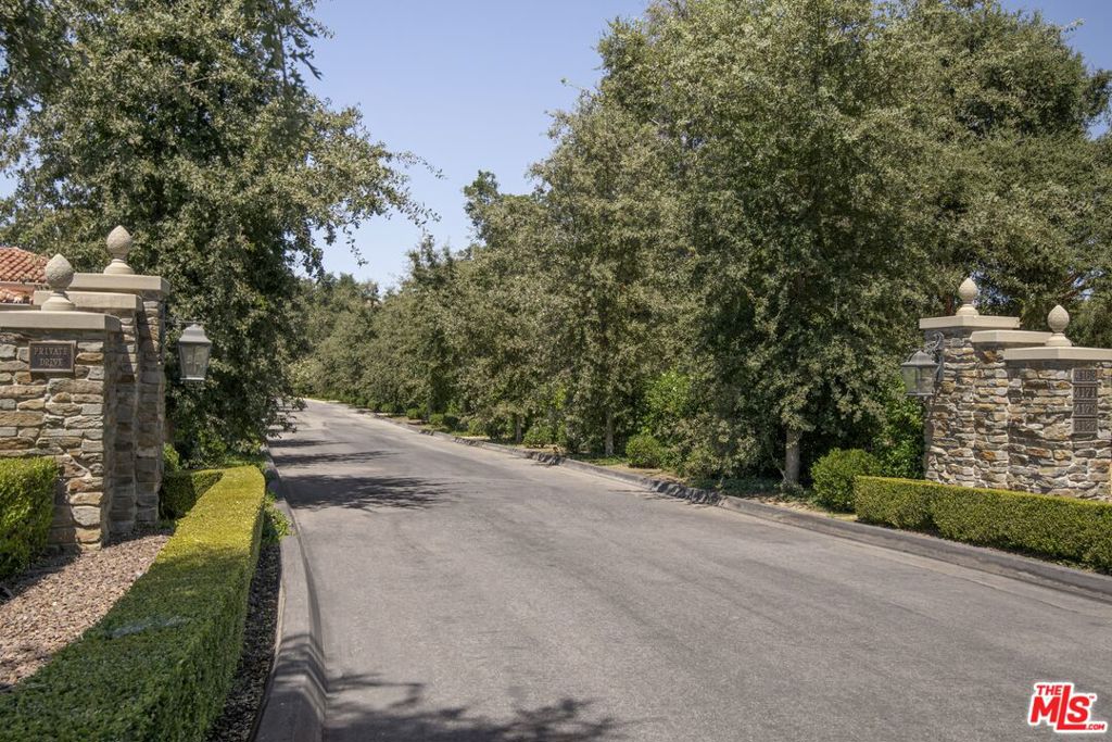 4163 Oak Place Drive