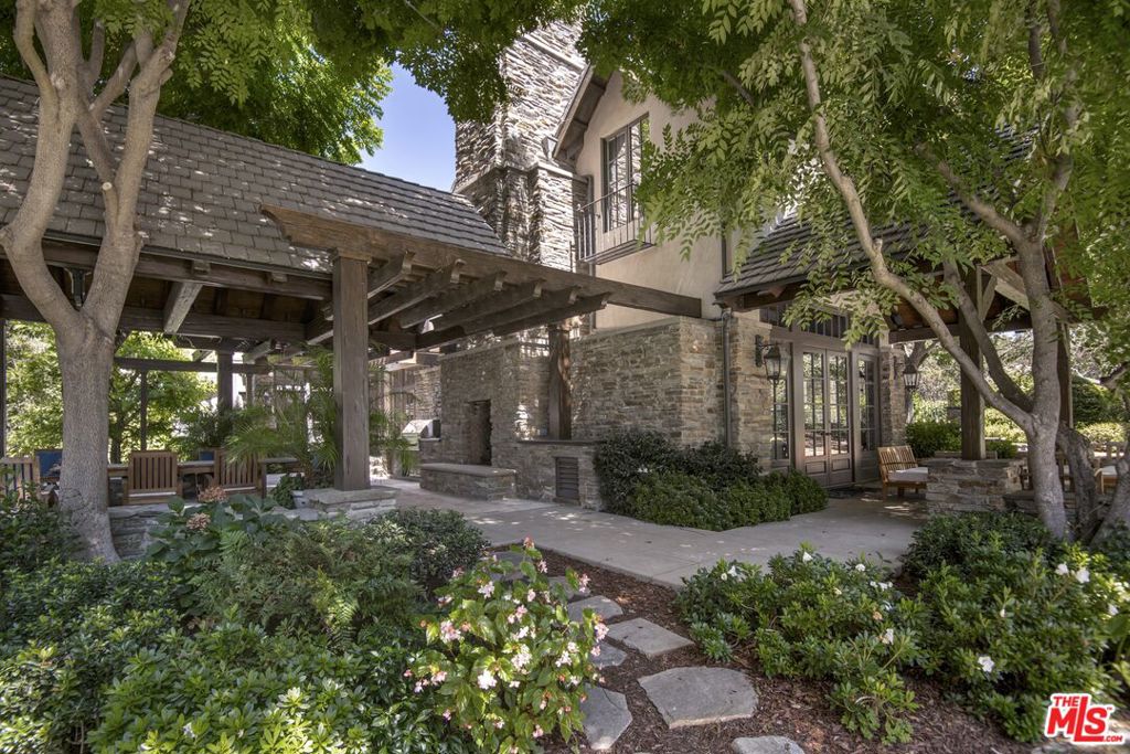 4163 Oak Place Drive