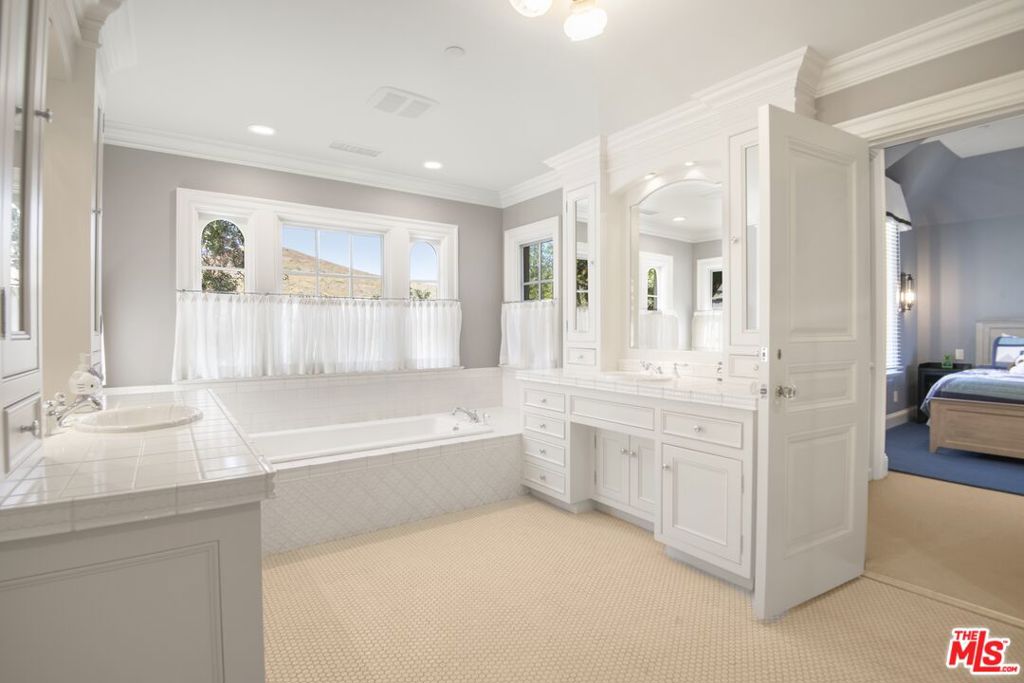 4163 Oak Place Drive