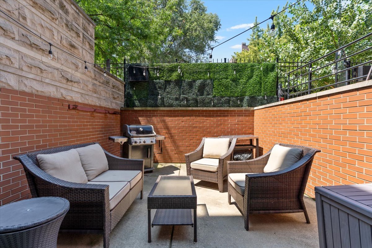1517 N Bosworth Avenue Unit: 1