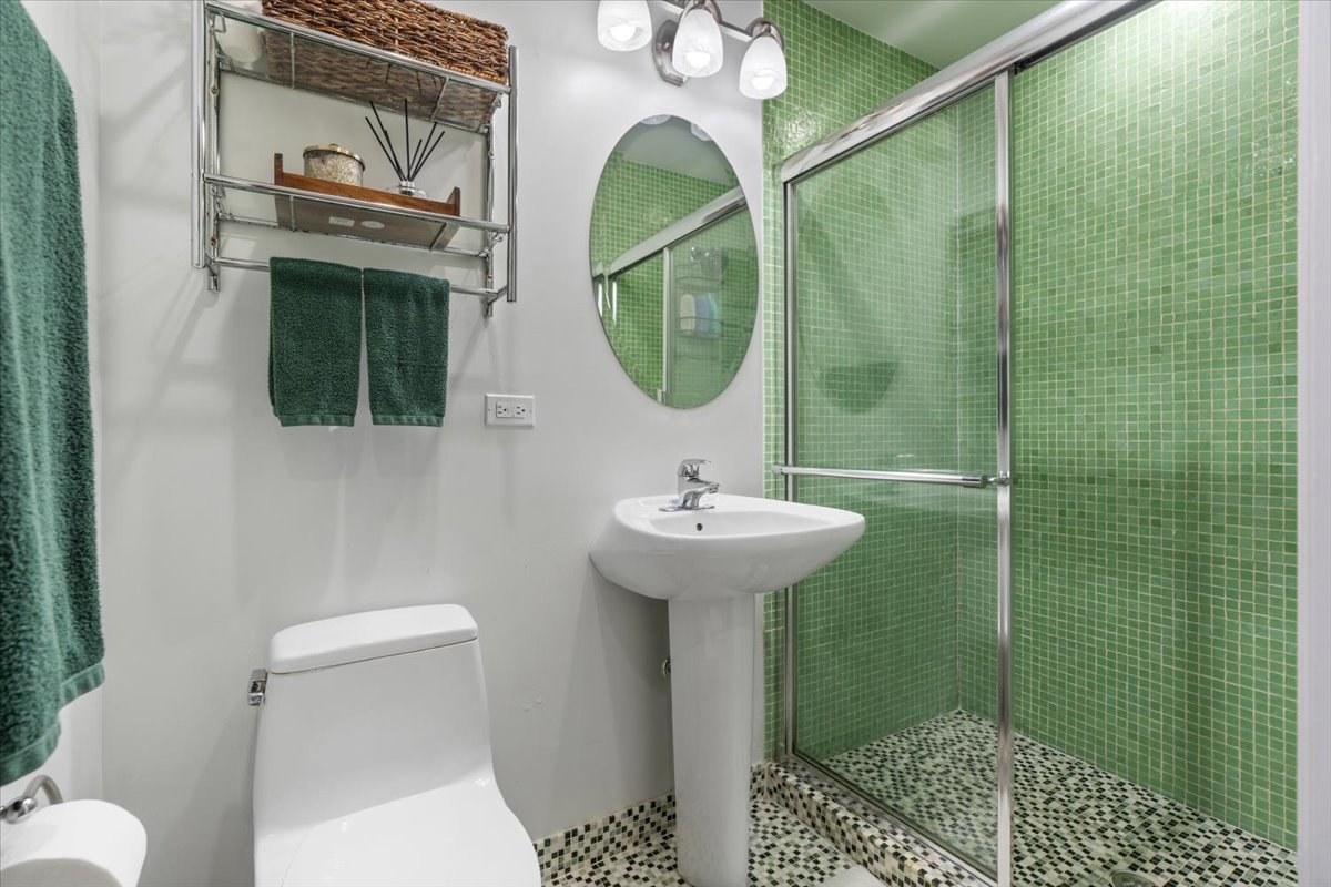 1517 N Bosworth Avenue Unit: 1