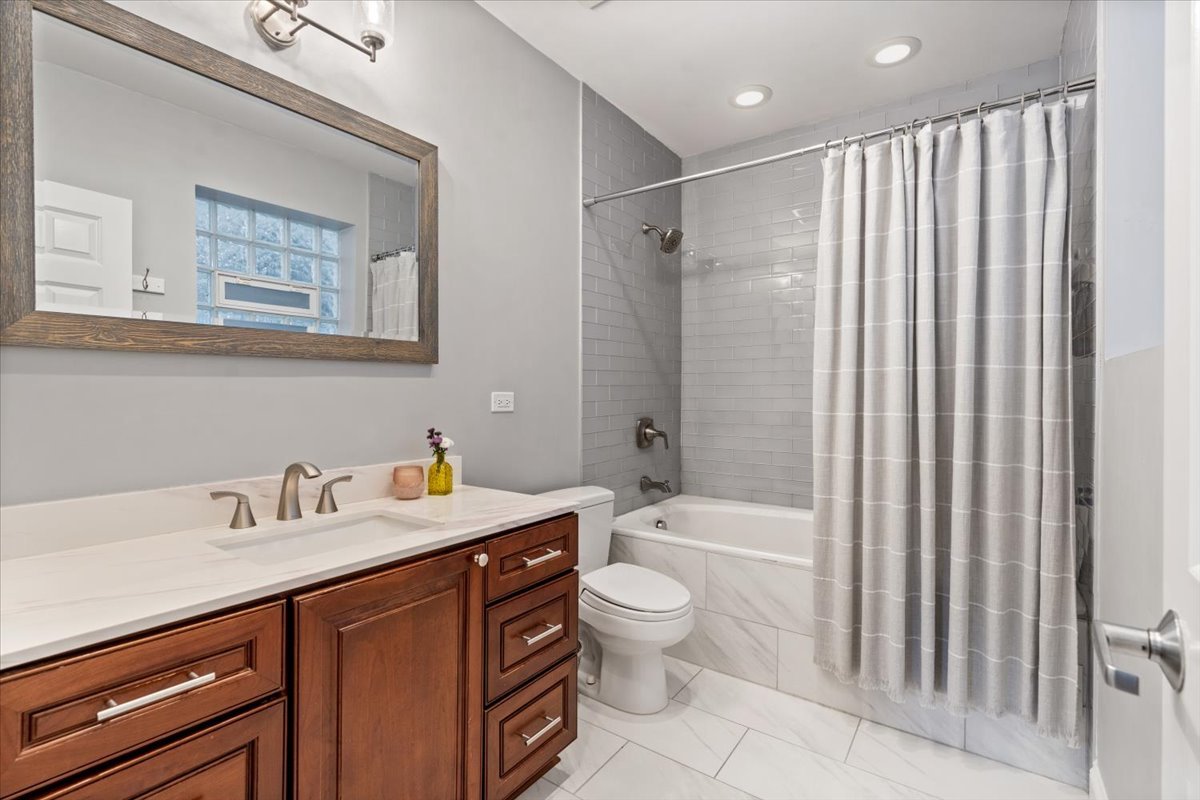 1517 N Bosworth Avenue Unit: 1