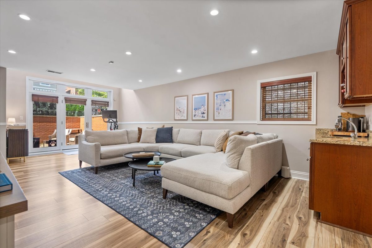 1517 N Bosworth Avenue Unit: 1