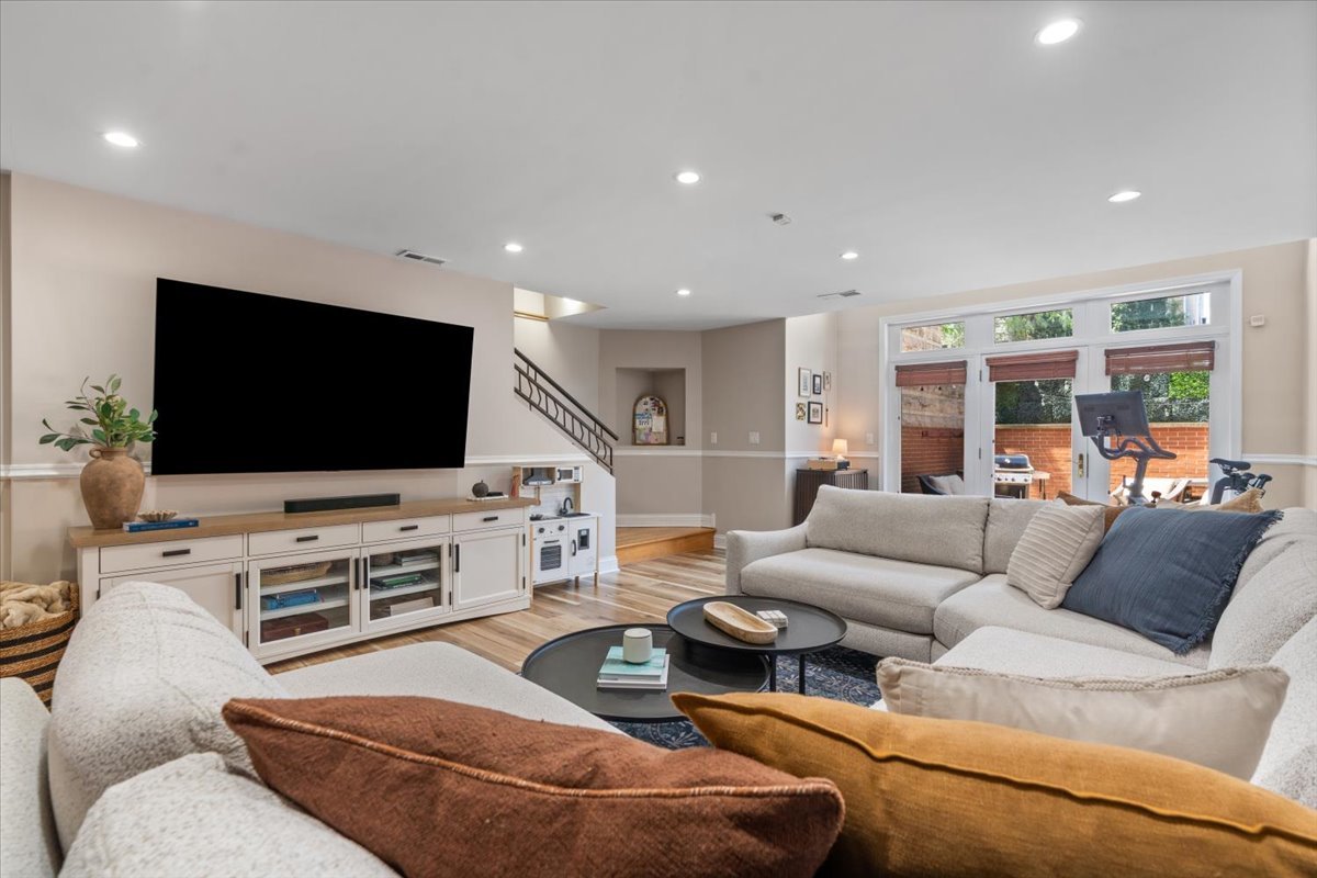 1517 N Bosworth Avenue Unit: 1