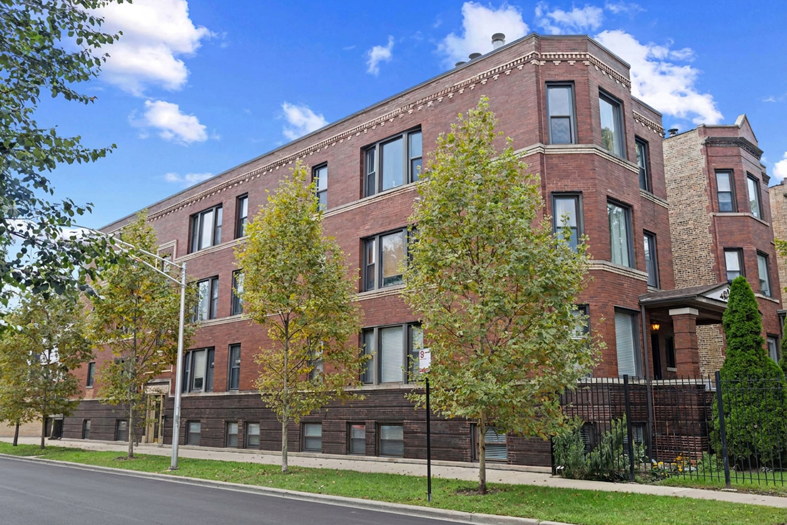 2148 N Sawyer Avenue Unit: 2S