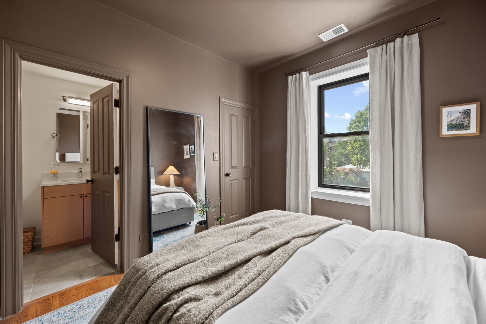 2148 N Sawyer Avenue Unit: 2S