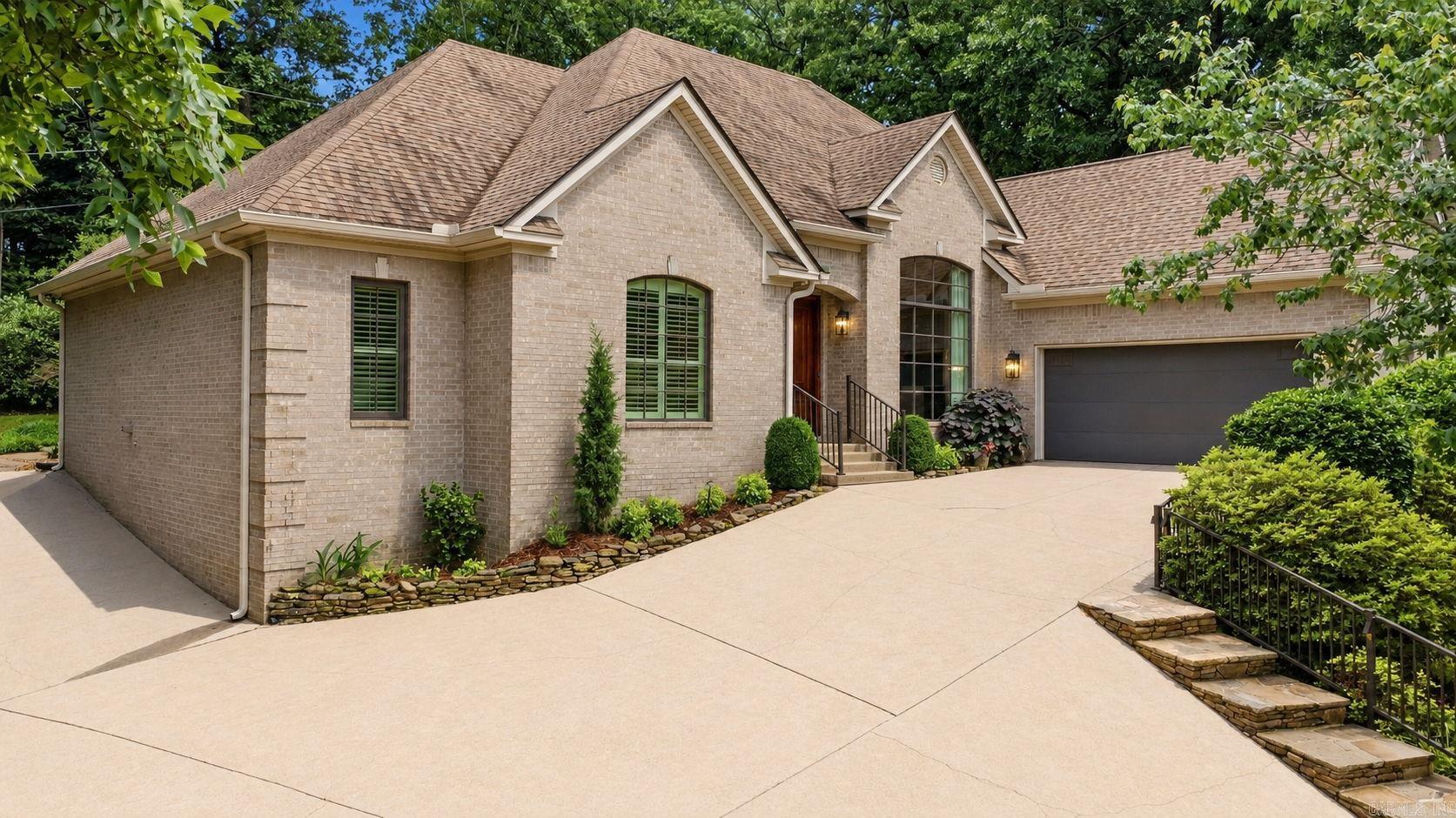 8 Carriage Court