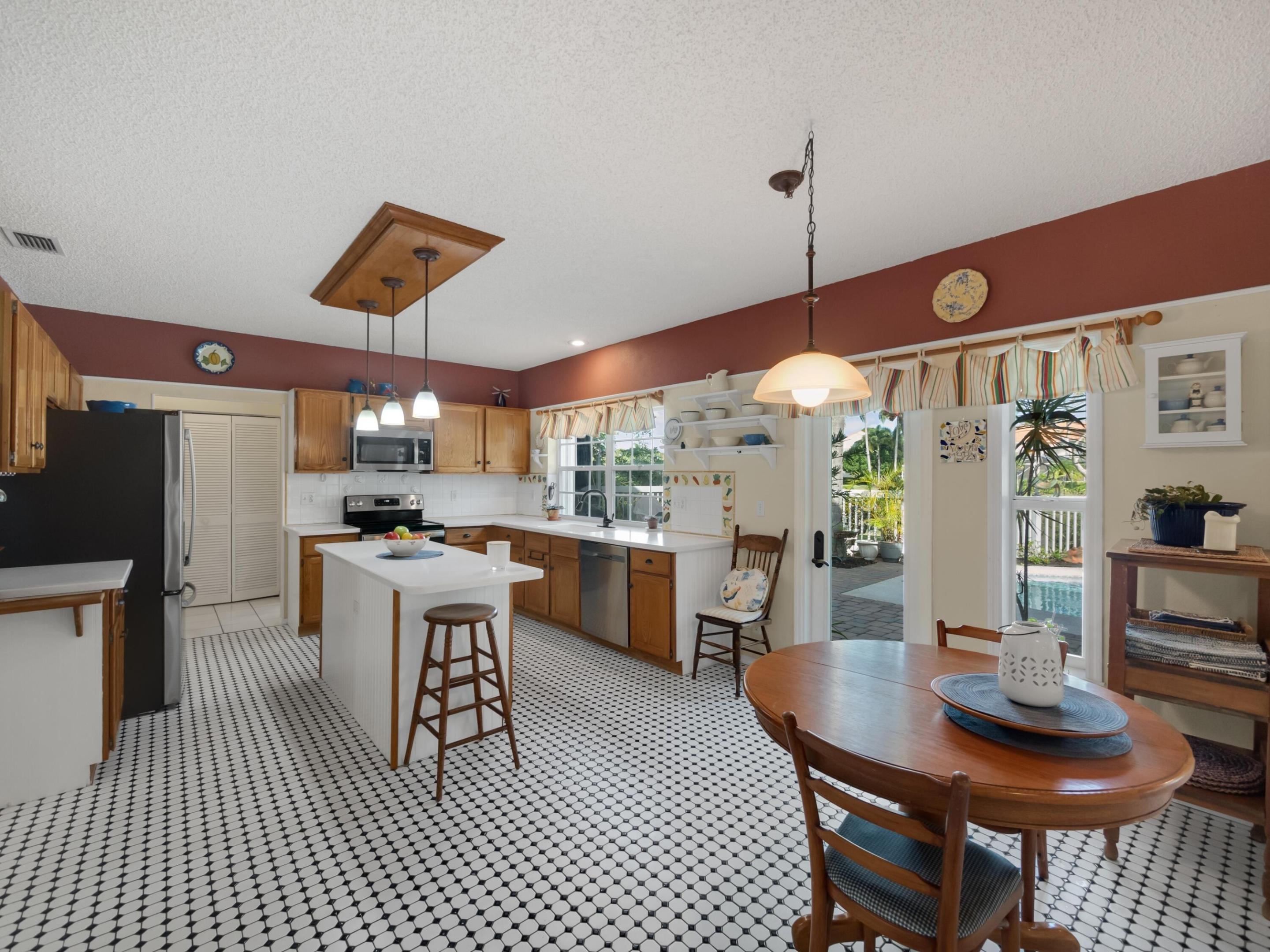 1005 Pine Lake Circle