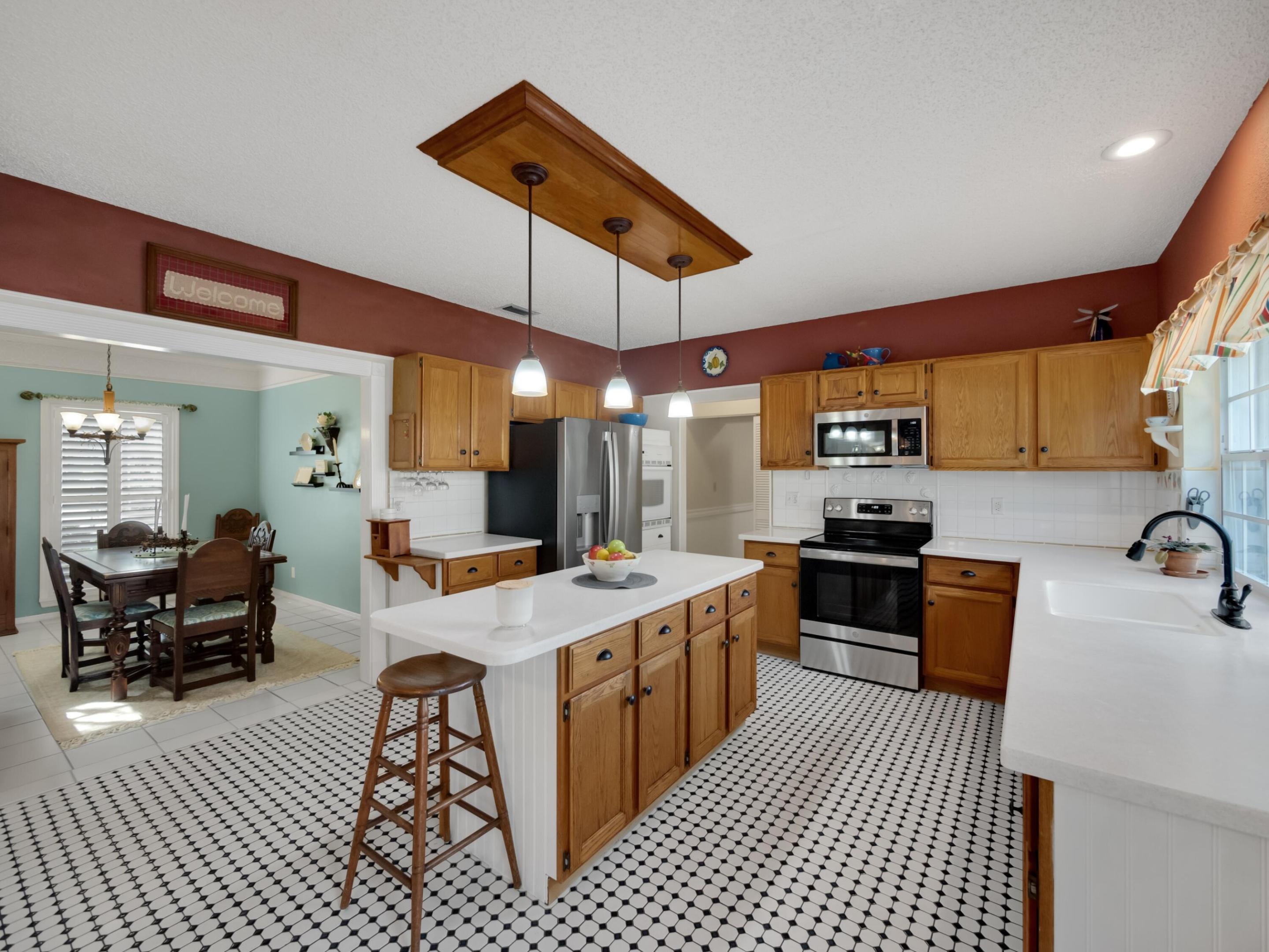 1005 Pine Lake Circle