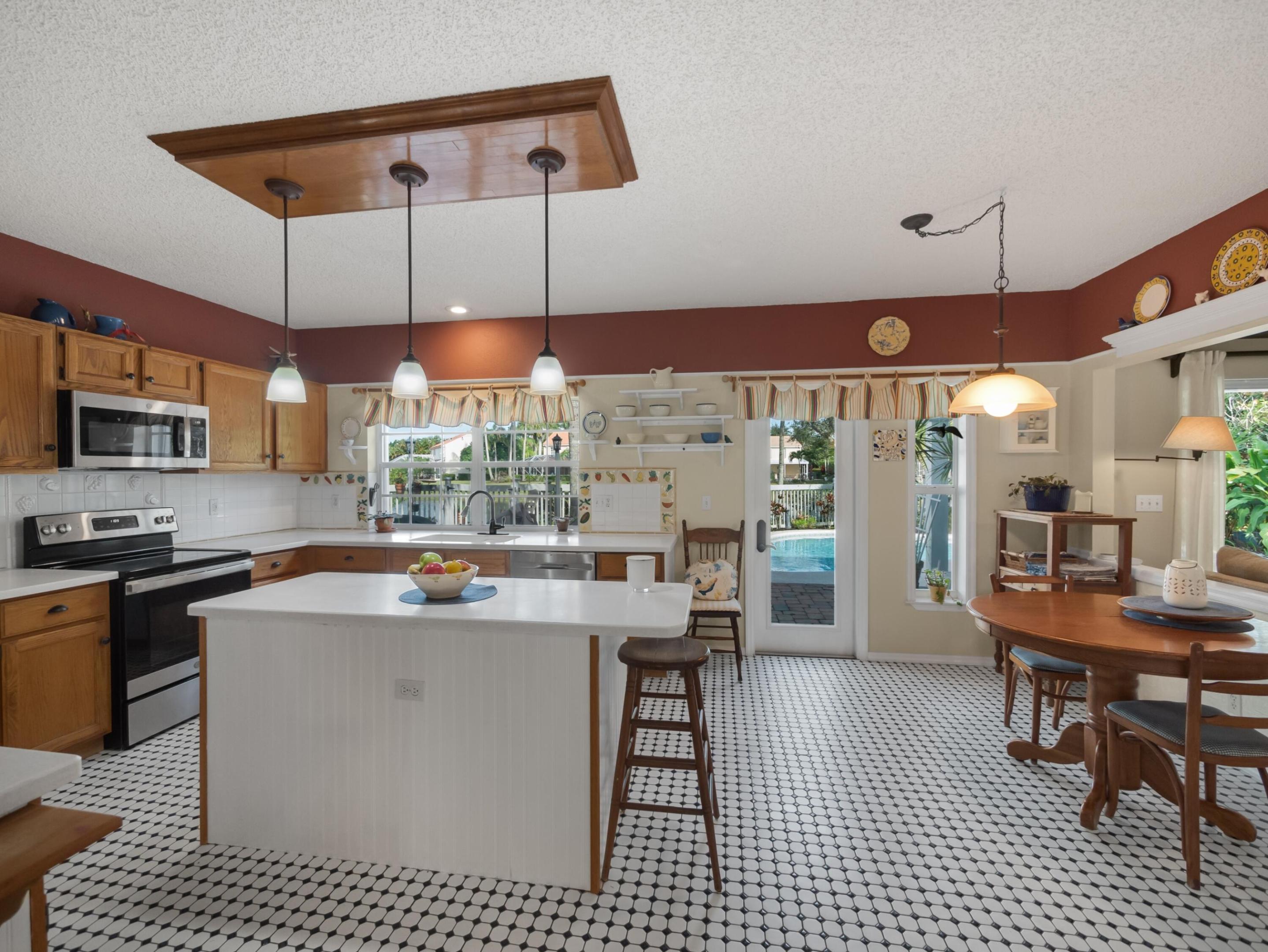 1005 Pine Lake Circle