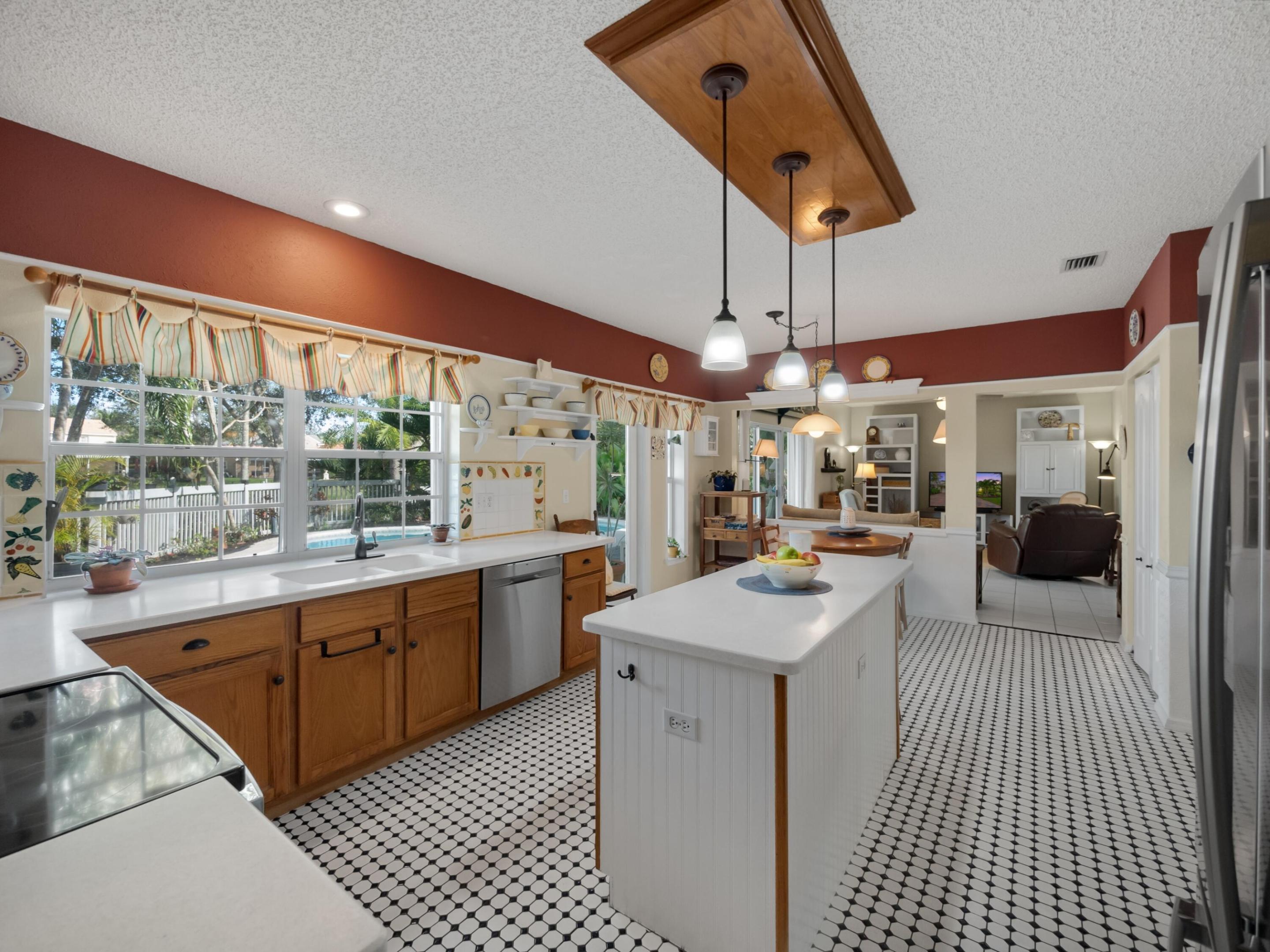 1005 Pine Lake Circle