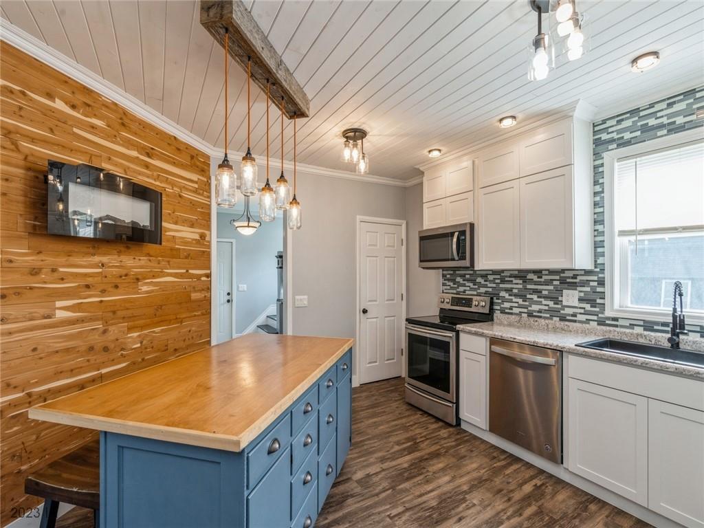 101 W Douglas Street