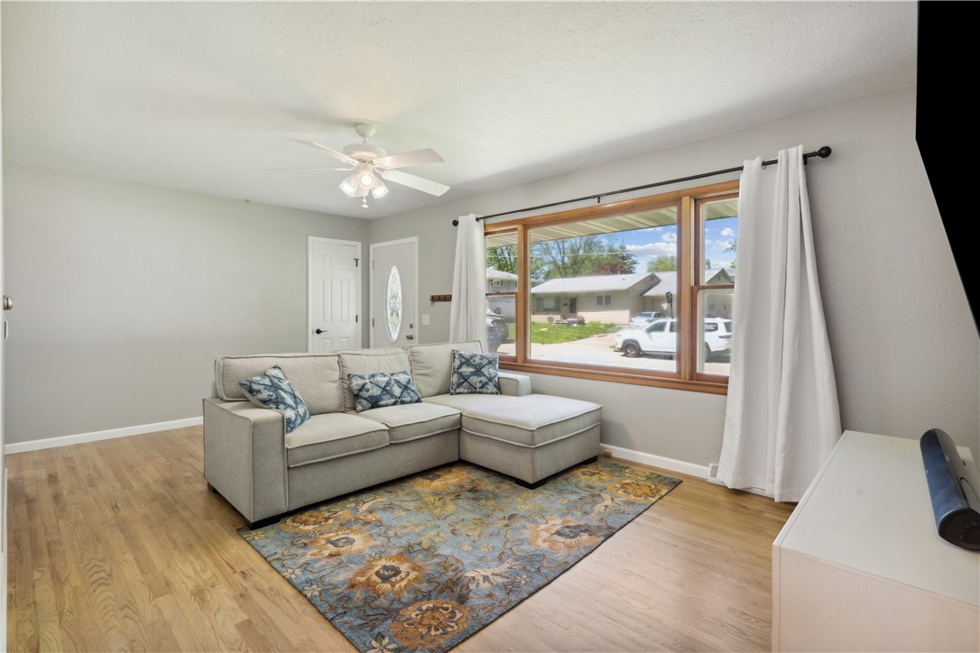 514 E Competine Street